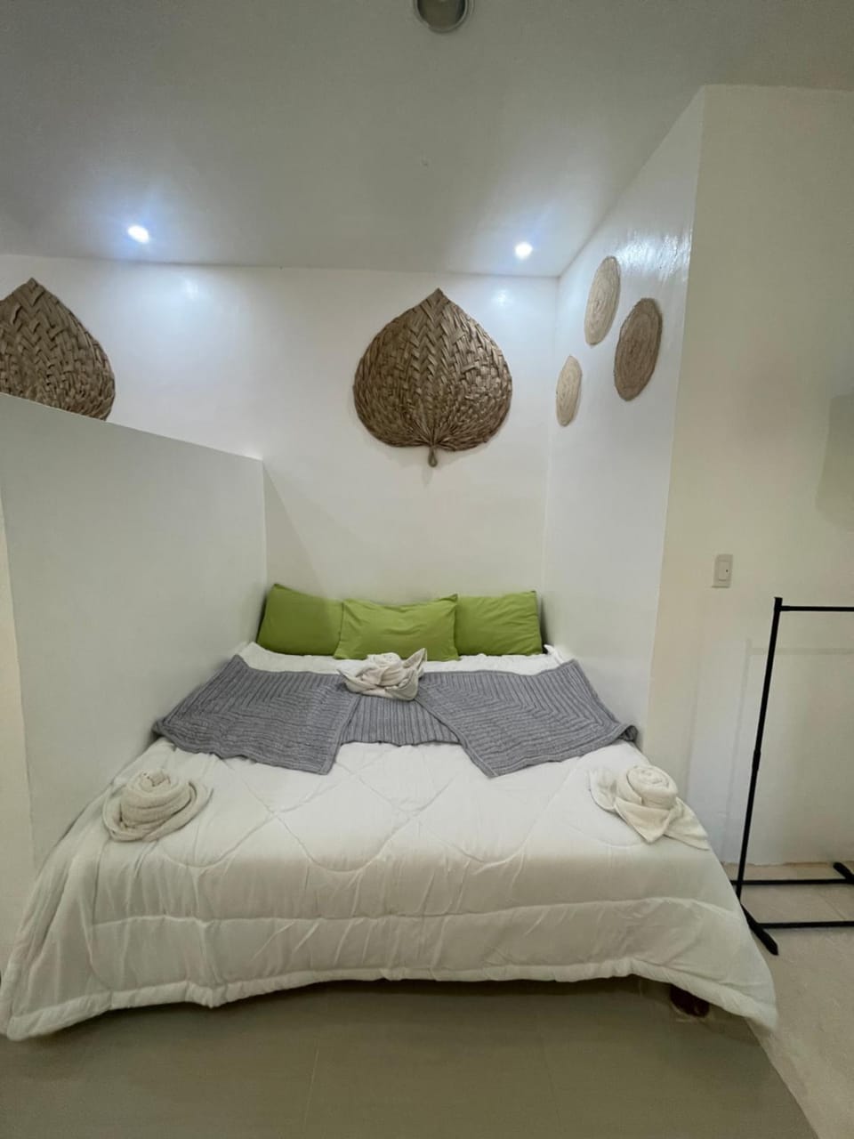 Bed, towels