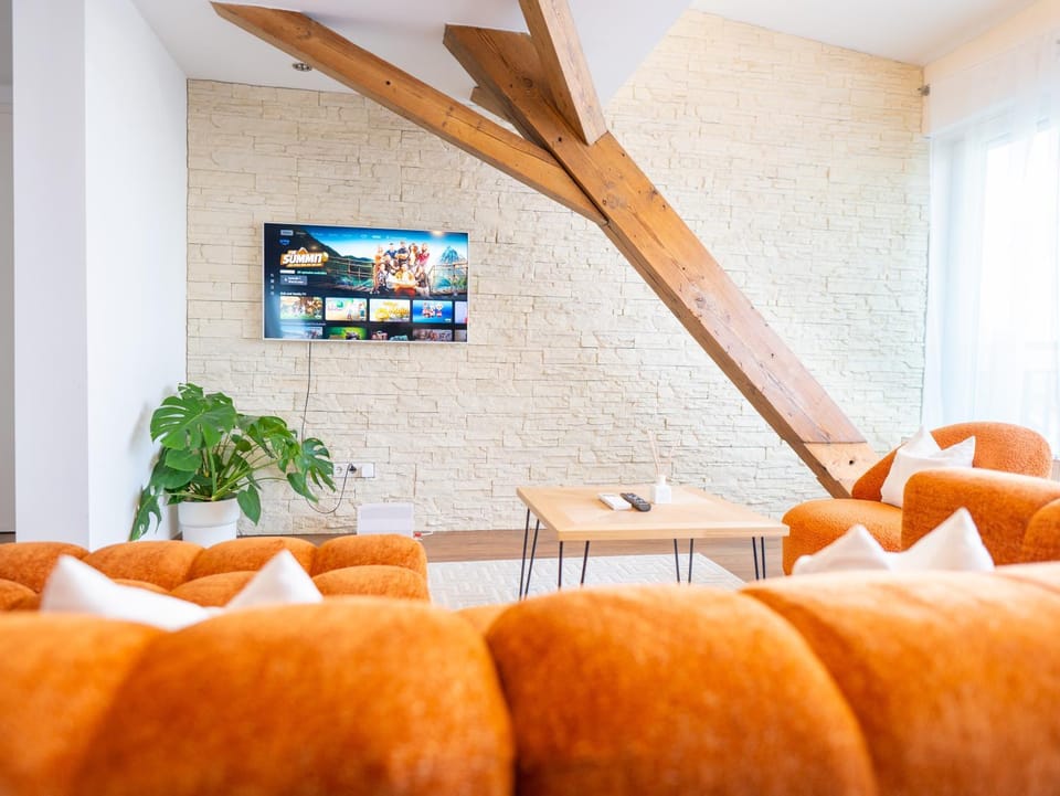 Communal lounge/ TV room, TV and multimedia, Living room, Seating area, Evening entertainment