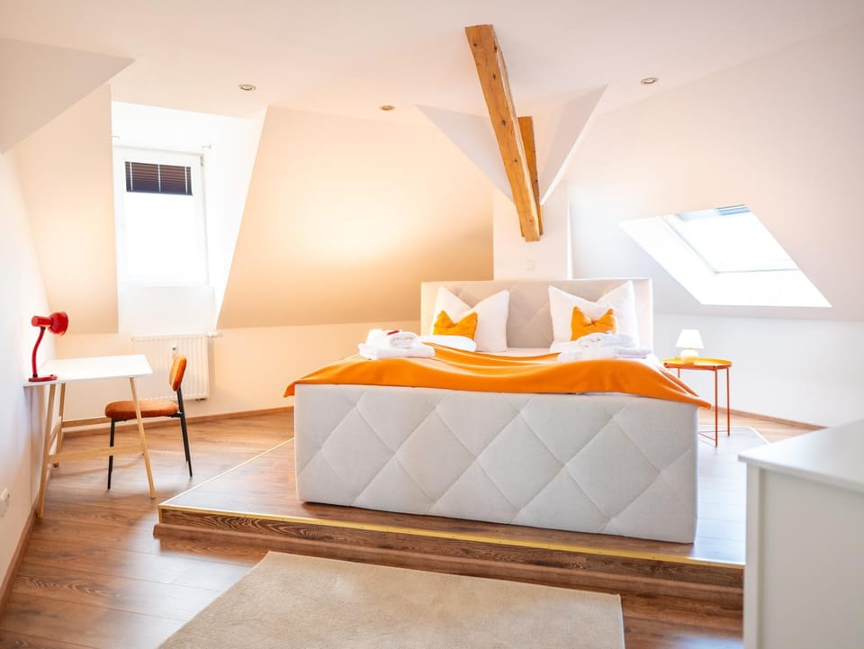 Bed, Living room, Photo of the whole room, Seating area, Dining area, Bedroom