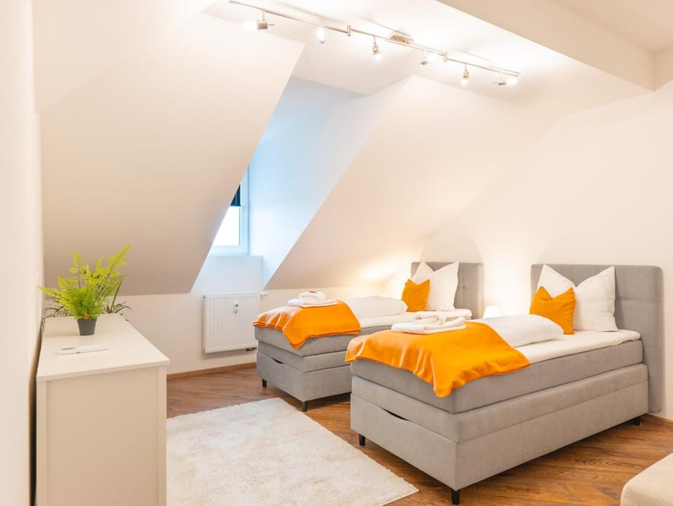 Bed, Living room, Photo of the whole room, Seating area, Bedroom, towels