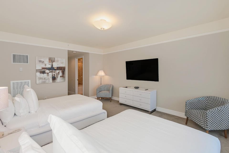 Bed, TV and multimedia, Bedroom, safe