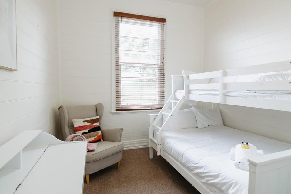 Bed, Bedroom, bunk bed, towels