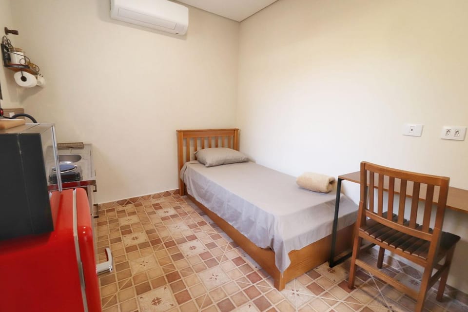 Photo of the whole room, Bedroom