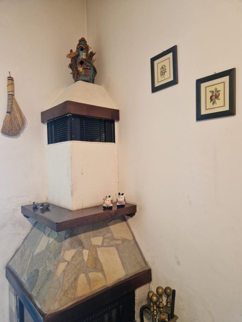 Lounge or bar, Decorative detail, fireplace