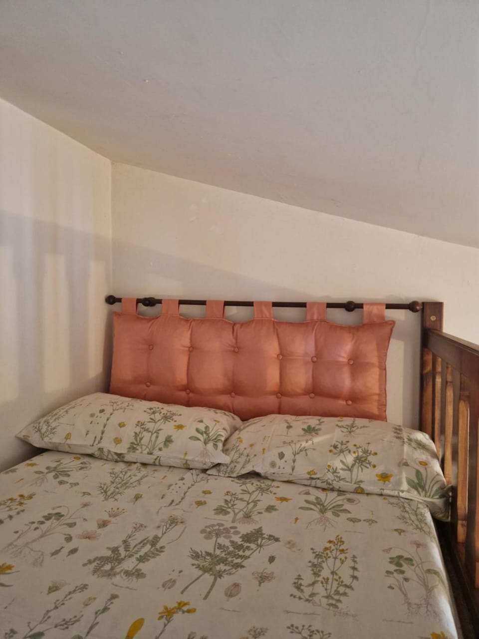Bed, Photo of the whole room, Decorative detail, Decorative detail, Bedroom