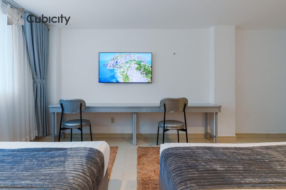 Bed, TV and multimedia, Living room, Photo of the whole room, Seating area, Bedroom, hair dresser