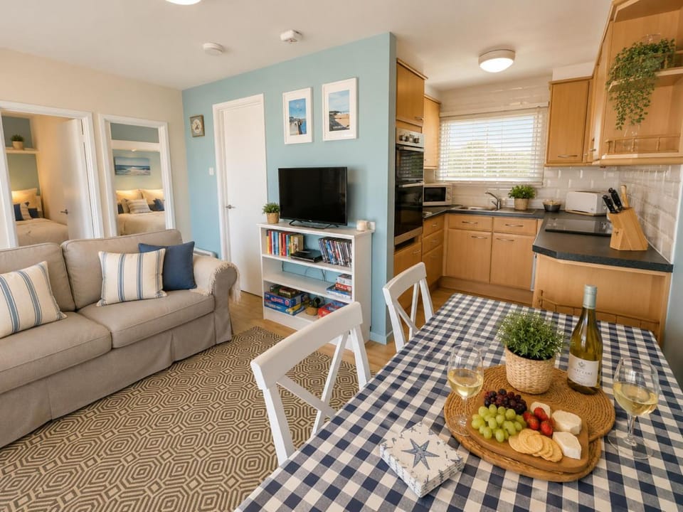 Relaxing Seafront Chalet with Patio near Westward Ho! Beach Chalet in Westward Ho