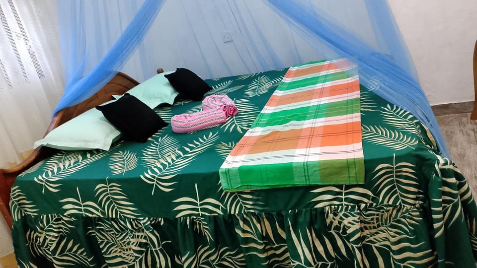 Ocean Whisper Guest House Bed and Breakfast in Mirissa