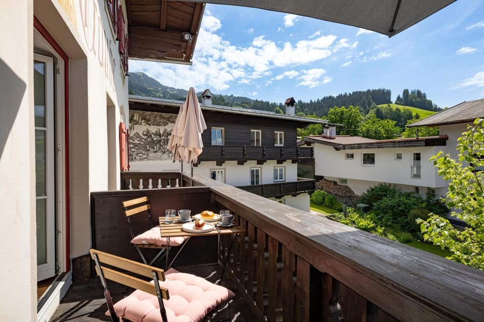 View (from property/room), Balcony/Terrace, Mountain view