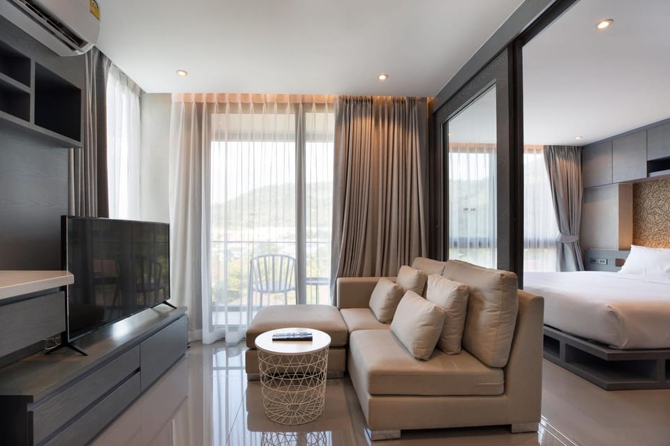 TV and multimedia, Living room, Seating area, Bedroom