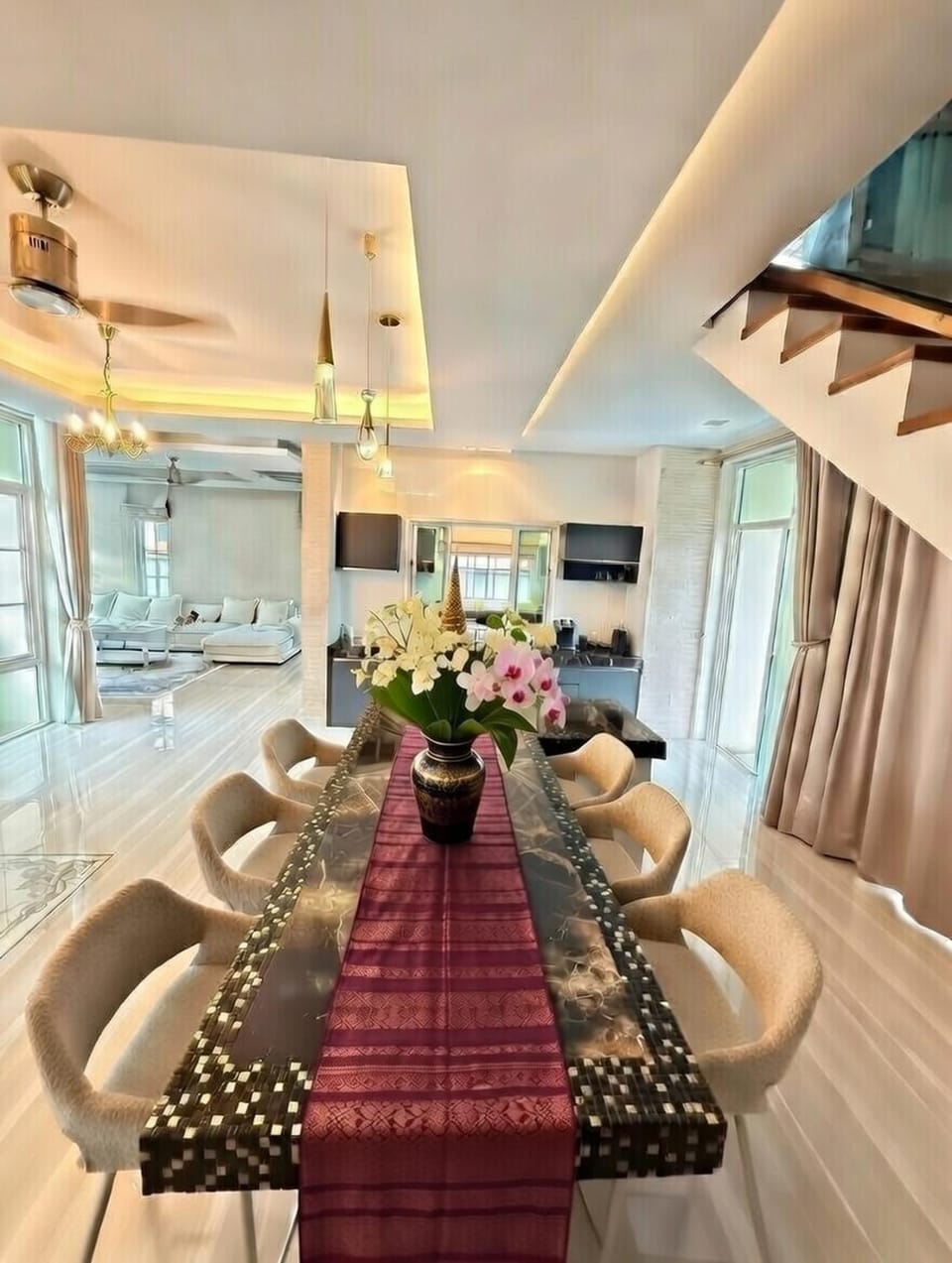 Seating area, Dining area, Entertainment