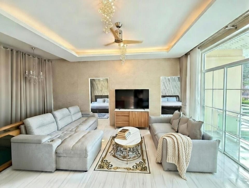 Communal lounge/ TV room, TV and multimedia, Living room, Seating area, Evening entertainment