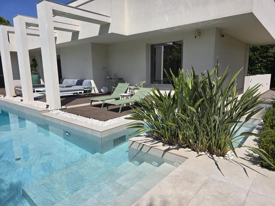 Property building, Patio, Garden, Garden view, Pool view, Swimming pool, sunbed