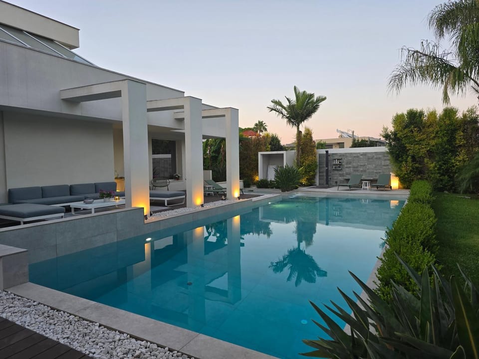 Property building, Garden, Garden view, Pool view, Swimming pool