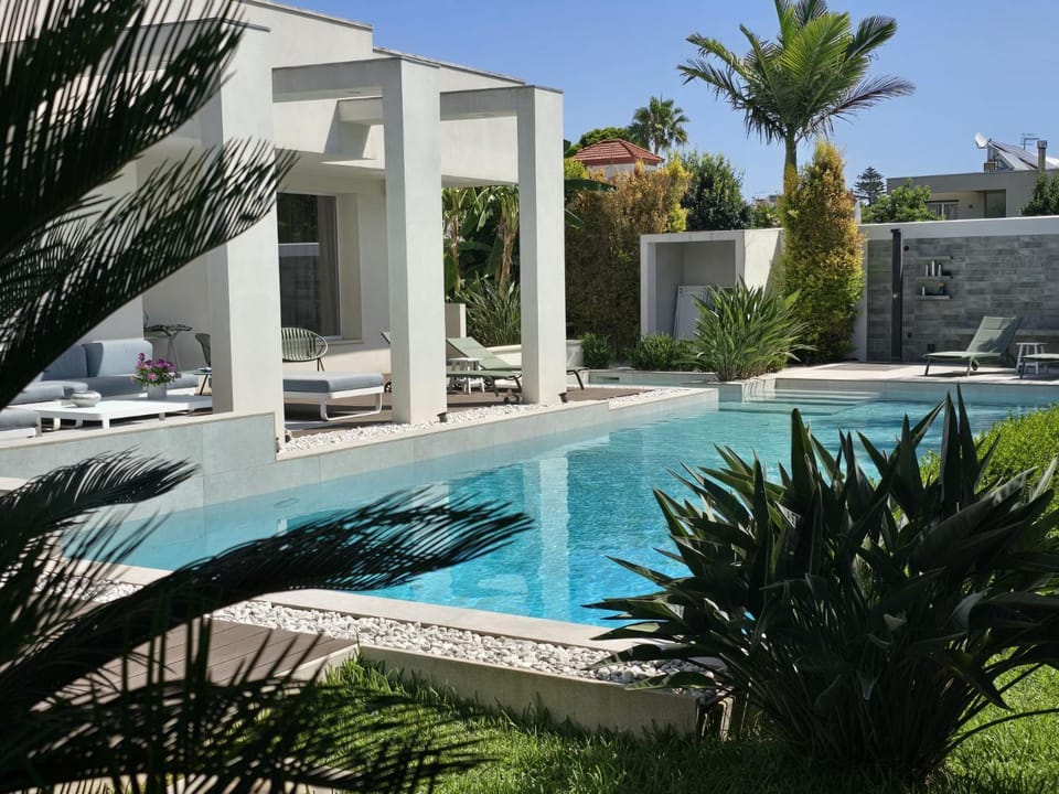 Property building, Garden, Garden view, Pool view, Swimming pool, sunbed