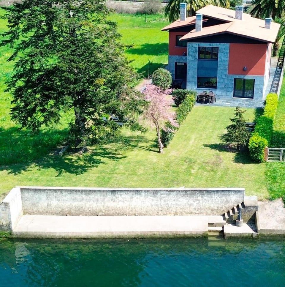 La Casa de la Ría House in Asturias