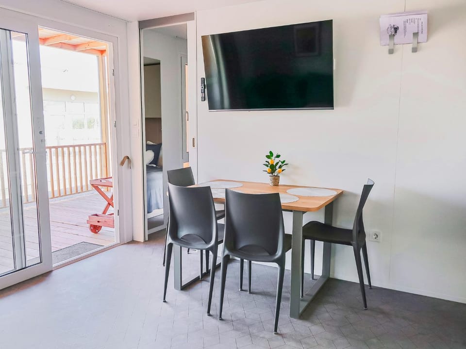 Communal lounge/ TV room, TV and multimedia, Seating area, Dining area