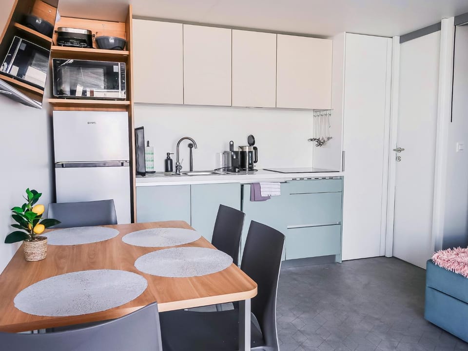 Kitchen or kitchenette, Dining area, oven, pet friendly, stove