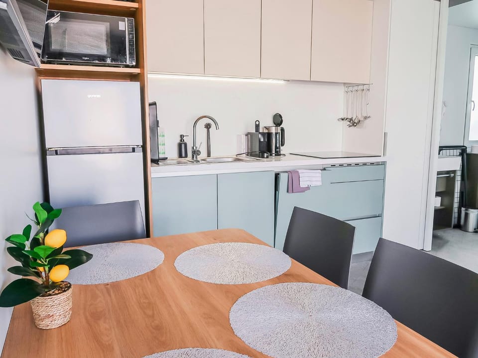 Coffee/tea facilities, Kitchen or kitchenette, Dining area, oven, pet friendly, stove, toaster
