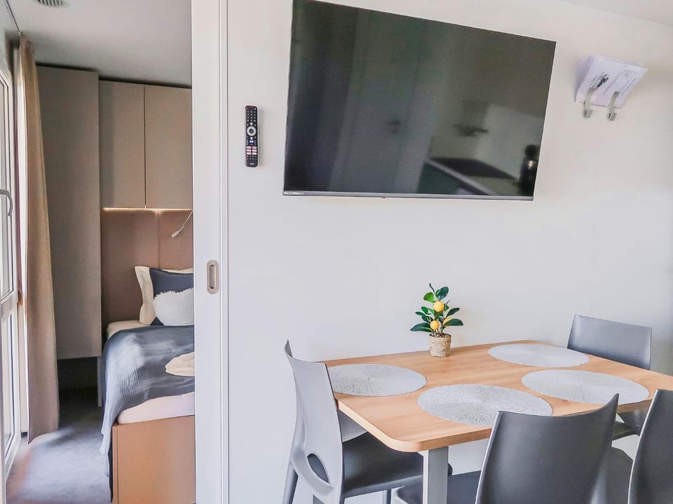TV and multimedia, Living room, Seating area, Dining area, Evening entertainment
