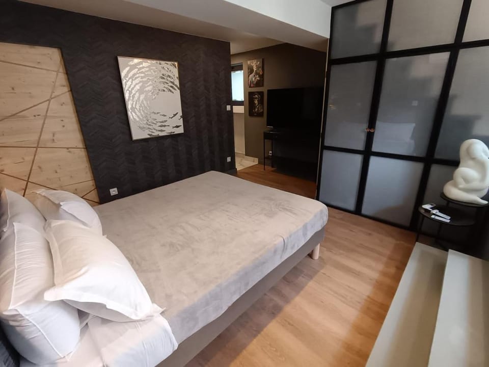 Bed, TV and multimedia, Photo of the whole room, wardrobe