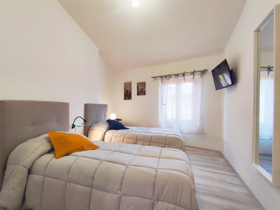 Bed, TV and multimedia, Photo of the whole room, Bedroom
