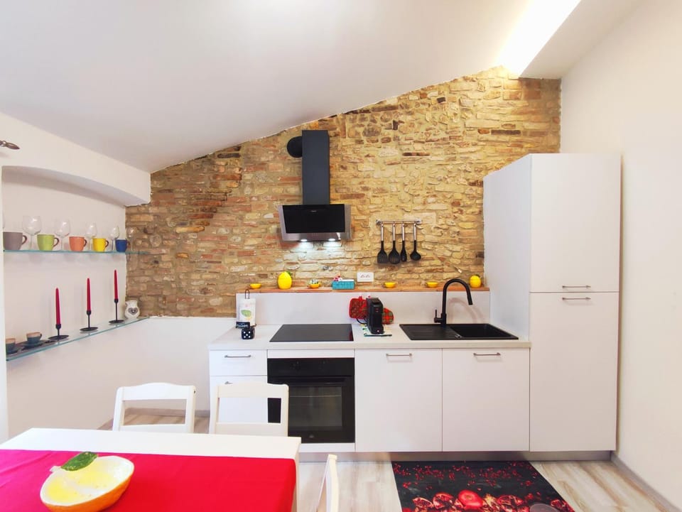 Kitchen or kitchenette, Dining area, minibar, oven, stove