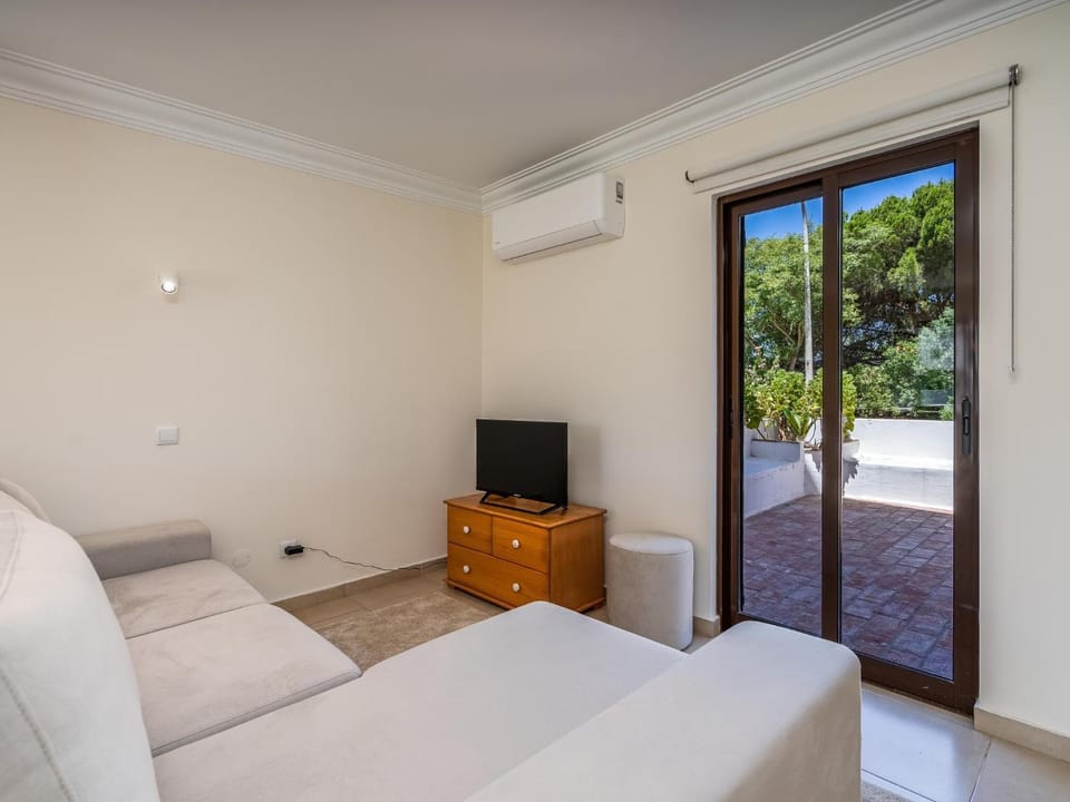 TV and multimedia, Living room, Seating area, air conditioner