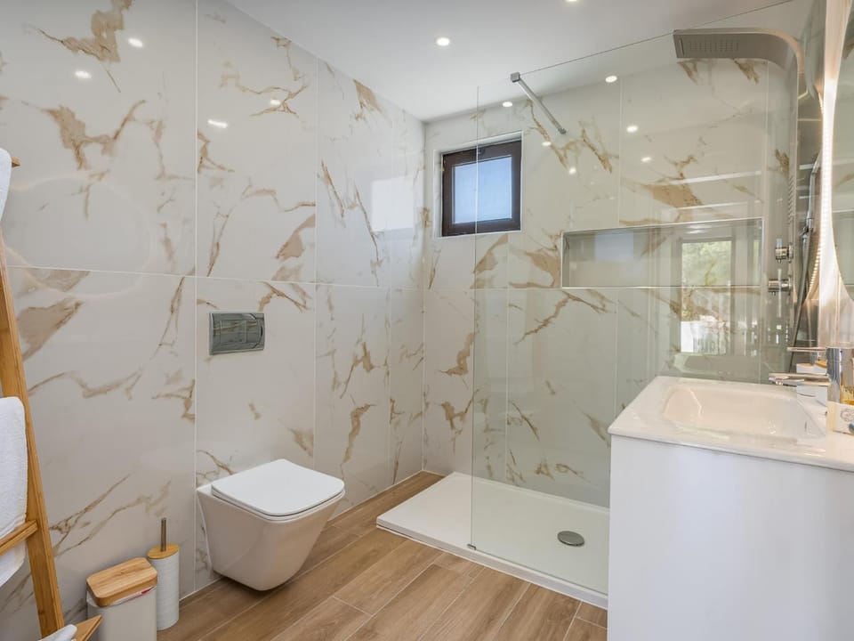 Shower, Toilet, Bathroom, towels