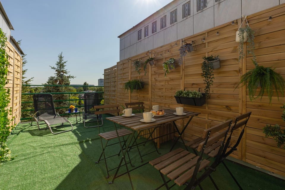 View (from property/room), Balcony/Terrace, Dining area