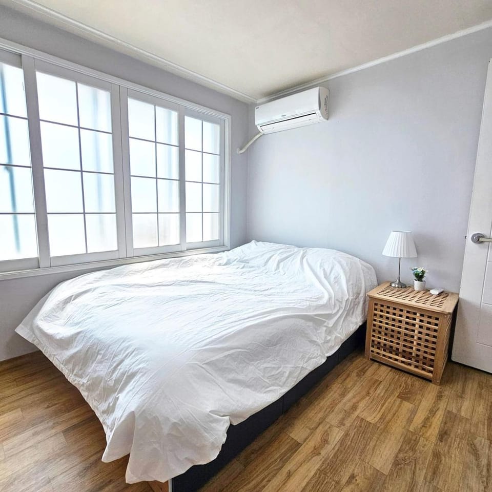 Bed, Bedroom, air conditioner
