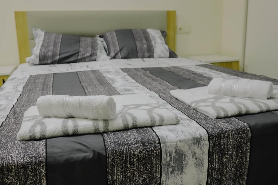 Bed, Photo of the whole room, Bedroom, towels