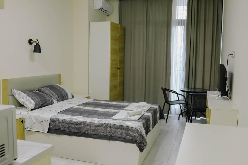 Bed, TV and multimedia, Photo of the whole room, Bedroom, towels