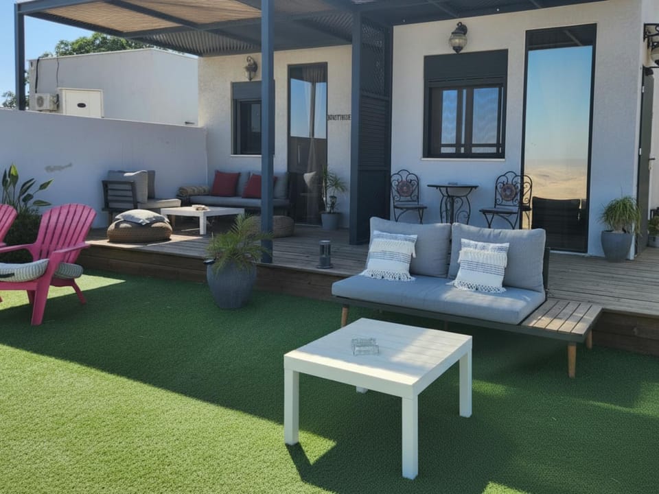 Property building, Day, Garden, Balcony/Terrace, Seating area