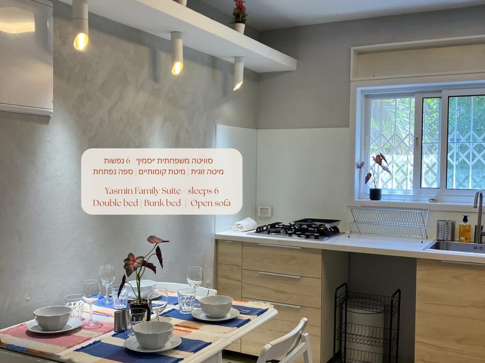 Coffee/tea facilities, Kitchen or kitchenette, stove