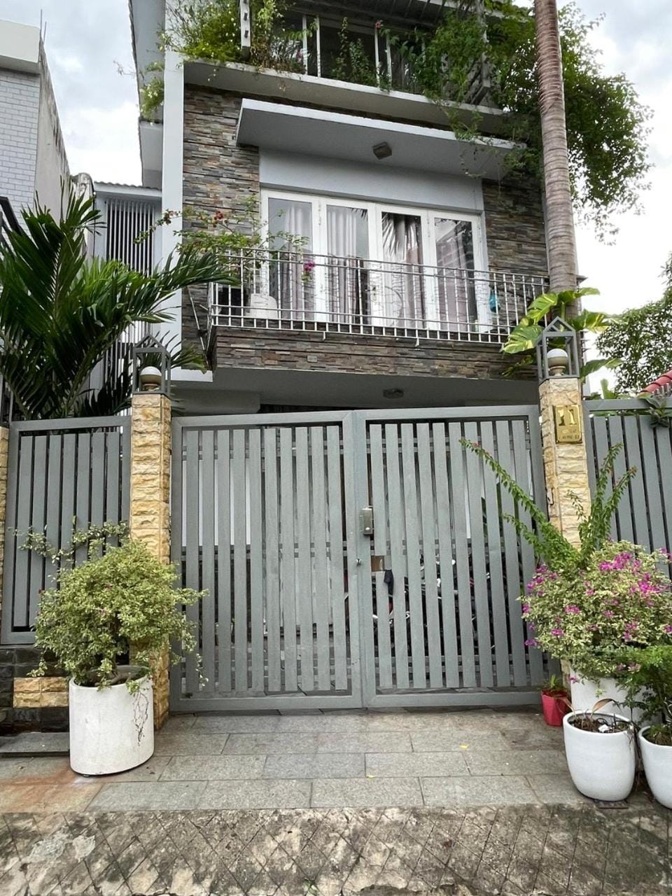 Property building, Day, Balcony/Terrace