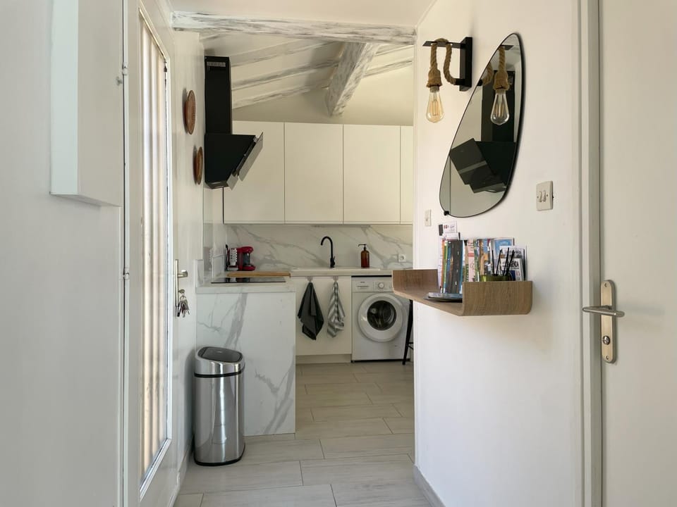 Kitchen or kitchenette, washing machine