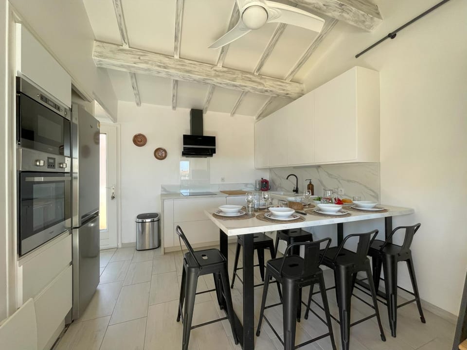 Kitchen or kitchenette, Dining area, dishwasher, oven, stove, washing machine