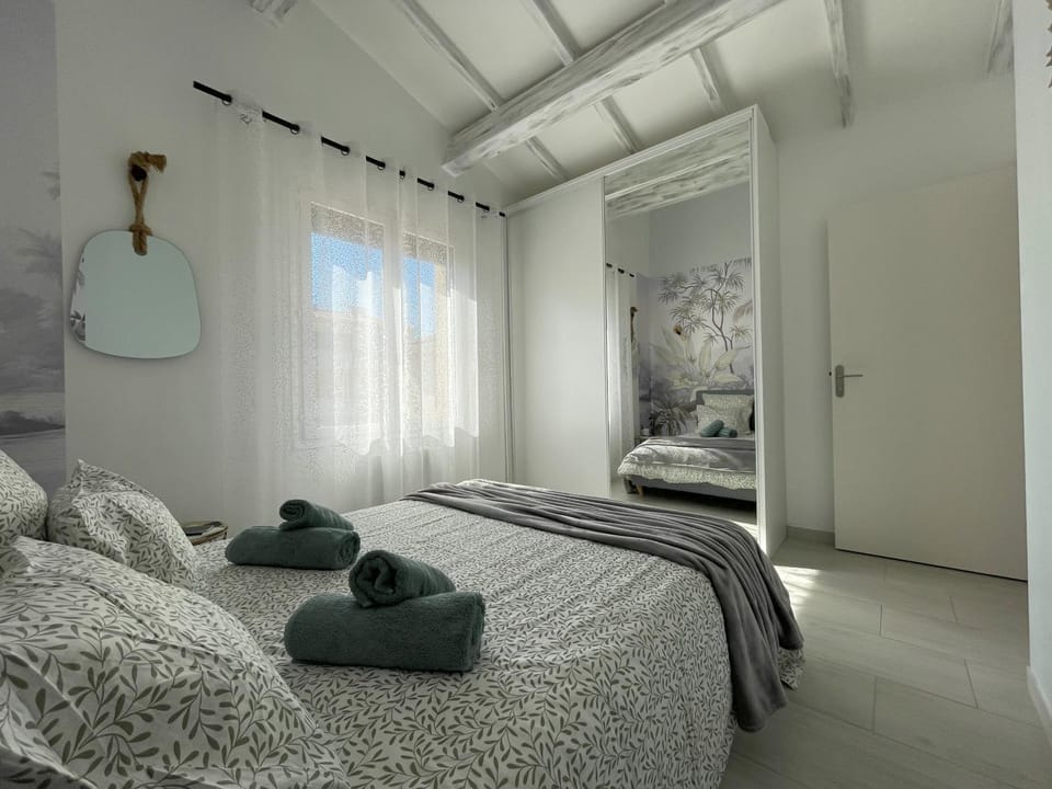 Bed, Photo of the whole room, Bedroom, towels