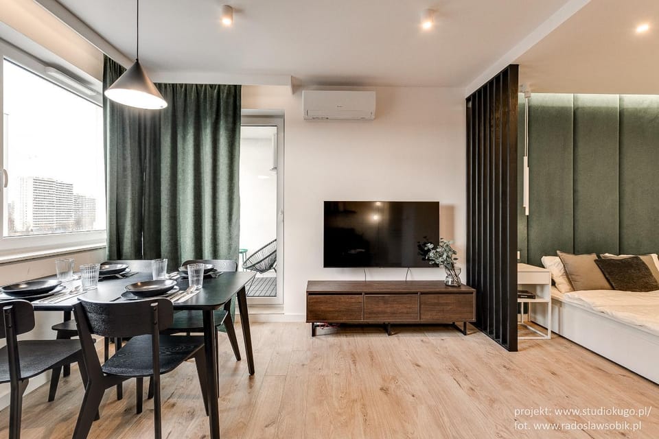 Bed, TV and multimedia, Photo of the whole room, Seating area, Dining area, Bedroom, air conditioner