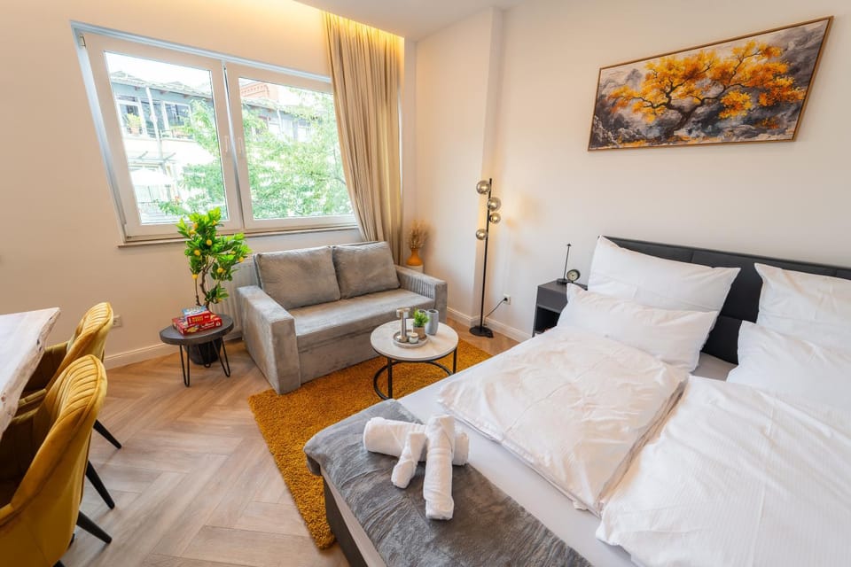 Bed, Living room, Photo of the whole room, Seating area, towels