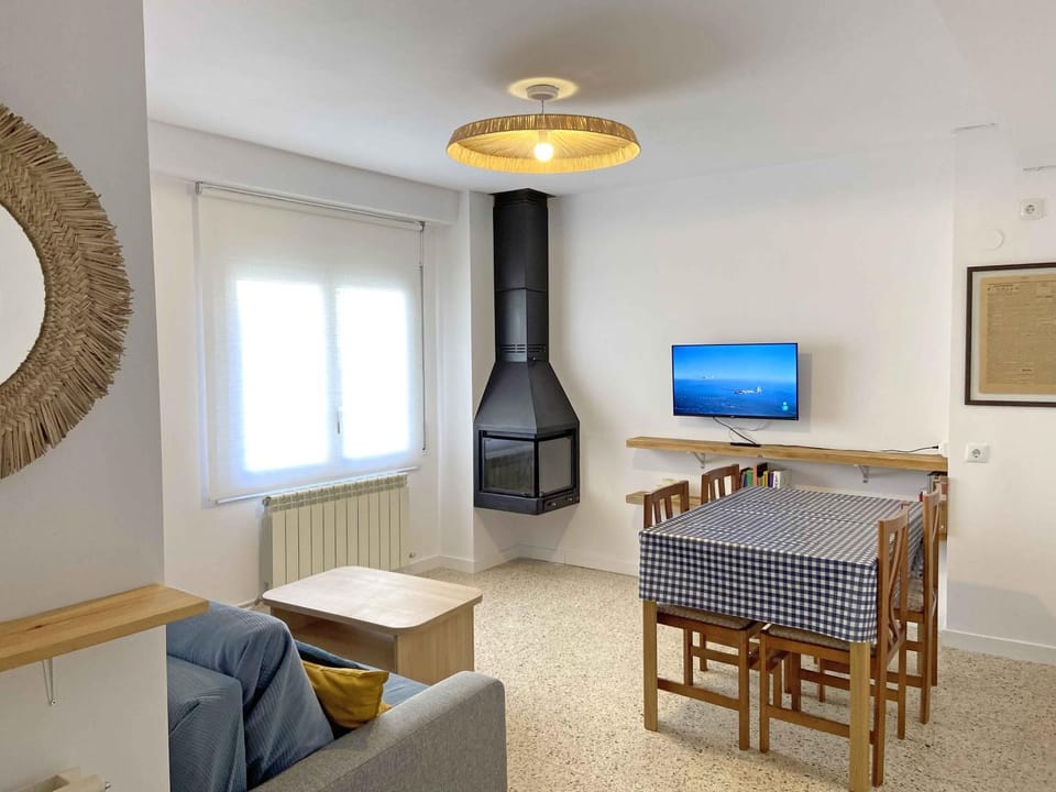 Communal lounge/ TV room, TV and multimedia, Living room, Seating area, Dining area