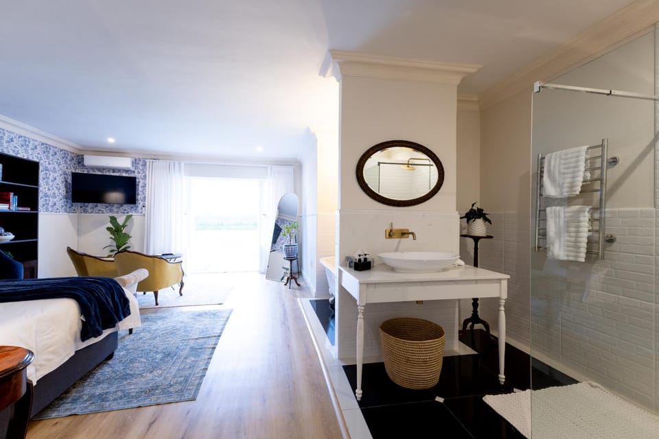 Shower, Bed, Photo of the whole room, Bedroom, towels