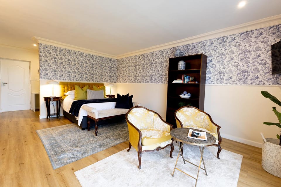 Bed, Photo of the whole room, Seating area