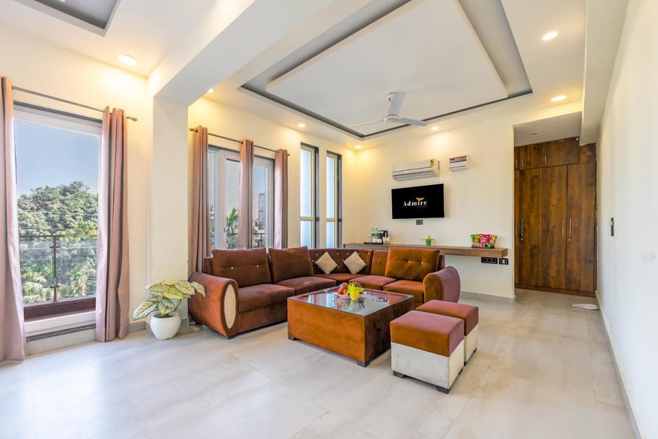 Communal lounge/ TV room, TV and multimedia, Living room, Seating area, Evening entertainment