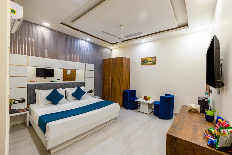Bed, TV and multimedia, Kitchen or kitchenette, Seating area, Evening entertainment, Bedroom