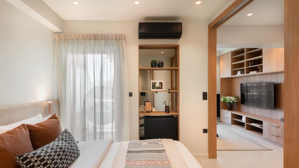Bed, Photo of the whole room, Seating area, Bedroom, air conditioner