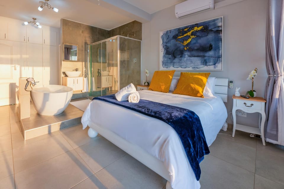 Bed, Bathroom, Photo of the whole room, Bedroom, towels