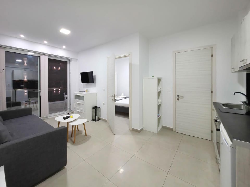 TV and multimedia, Kitchen or kitchenette, Living room, Seating area, oven