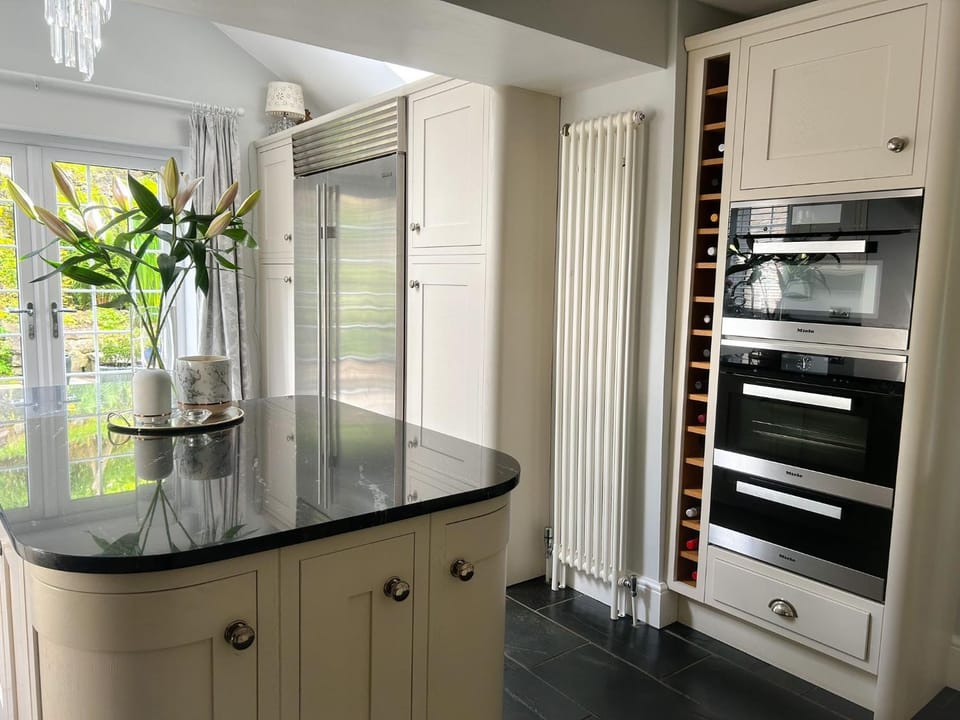 Kitchen or kitchenette, oven